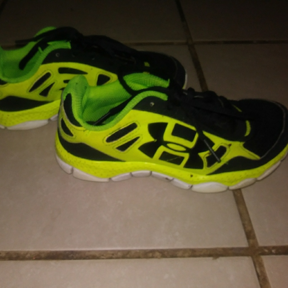 Boys Under Armour size 1.5y Tennis Shoes